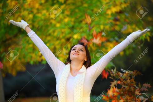 19641901-mujer-alegre-de-pie-frente-a-un-árbol-con-las-manos-bien-abierta-mirando-al-cielo